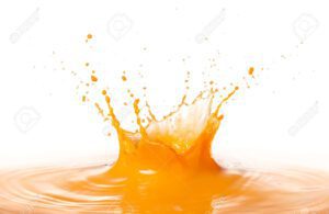 27948353 jugo de naranja chapoteo con la ondulacion contra el fondo blanco