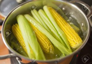 91907662 maiz hirviendo en una olla con hojas