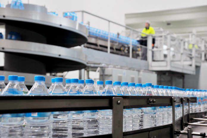 Proceso de embotellamiento de agua Bezoya