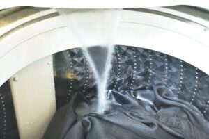 agua caliente fluyendo de una lavadora