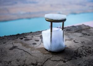 agua congelada en un reloj de arena