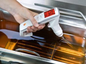 La humedad relativa en los alimentos: lo que debes saber 23 alimentos y termometro mostrando alta humedad relativa