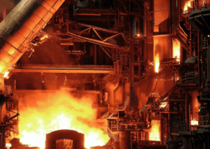 alto horno en funcionamiento produciendo acero liquido