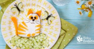 animales de frutas sonrientes en plato colorido