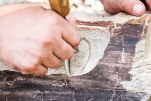 artesano tallando un tronco de madera con habilidad