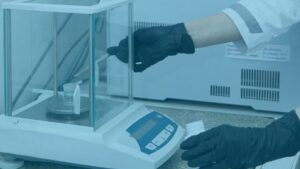 balanza analitica con sustancias quimicas y equipos de laboratorio