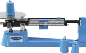 balanza granataria con objetos de diferentes pesos