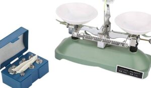 bandeja con pesas y balanza analitica