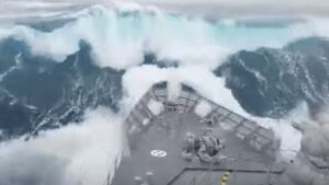 barco luchando contra una tormenta en el mar