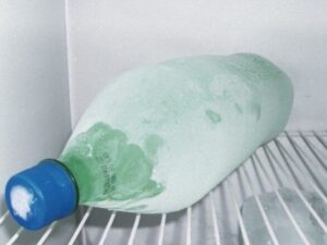 Descubre cuánto tiempo tarda en congelarse una botella de 2 litros 16 botella de 2 litros congelandose en el congelador