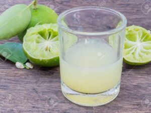 Descubre cómo subir el pH del agua de forma casera y efectiva 23 botella de limon exprimido en vaso de agua