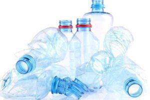 botella de plastico derritiendose en llama