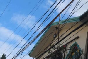 cables de alta tension cerca de casas