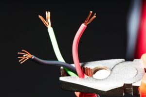 cables de colores formando un circuito
