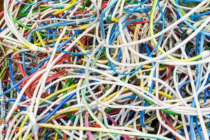 cables electricos de diferentes colores entrelazados 2