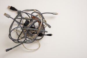 cables electricos enredados y apagados