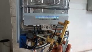 Problemas y soluciones para calentador de paso que no prende en tu hogar 1 calentador de paso apagado con herramientas de reparacion