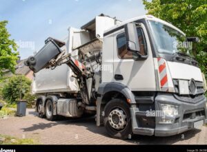 Funcionamiento del sistema hidráulico en camiones de basura: clave para una recolección eficiente 8 camion de basura operando el sistema hidraulico