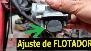 carburador expulsando gasolina por la toma de aire