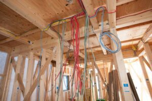 casa con cables de electricidad