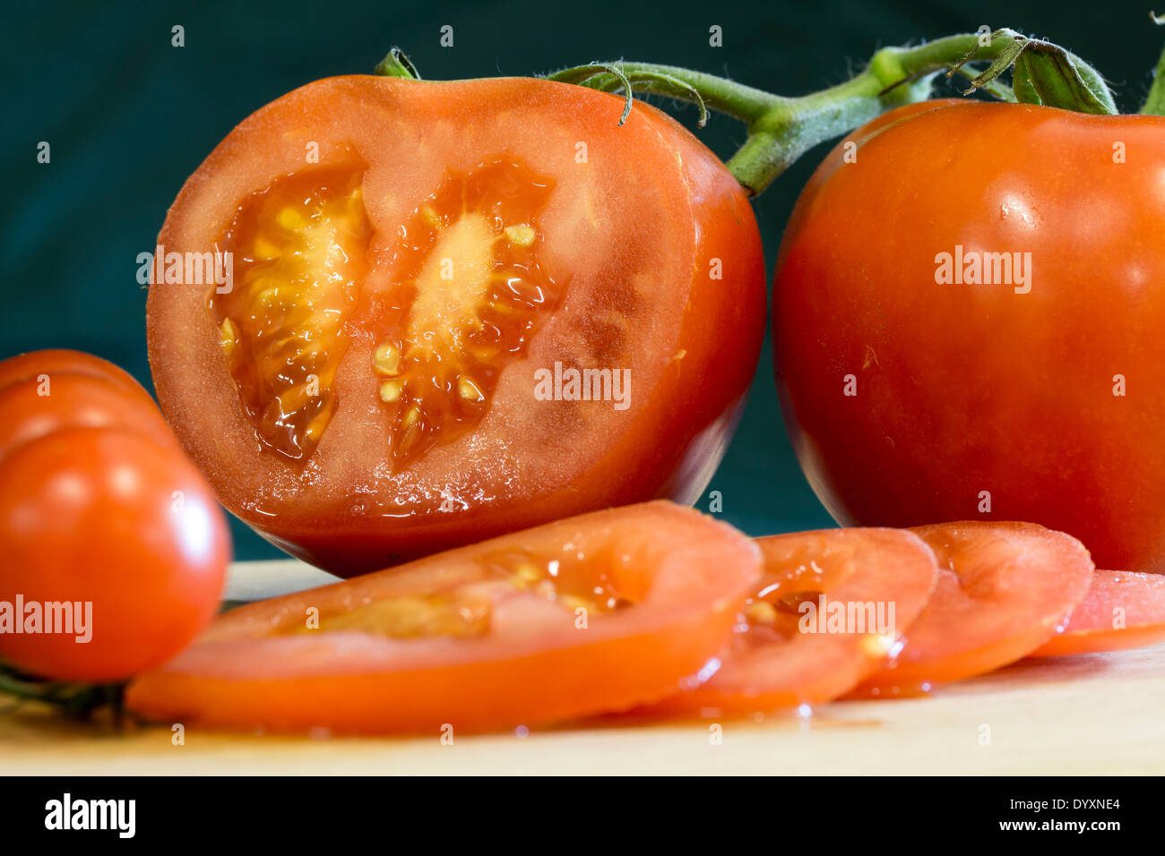 Tomate cortado mostrando semillas en detalle