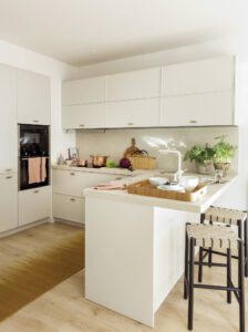 cocina pequena blanca con peninsula 771da8c2 00564376 230226194505 1490x2000