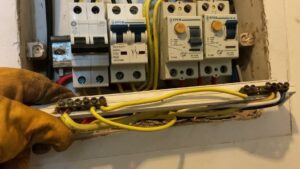 Instalación segura: Conectando el cable a tierra en el tablero - Guía paso a paso 8 conexion de cable a tierra en el tablero