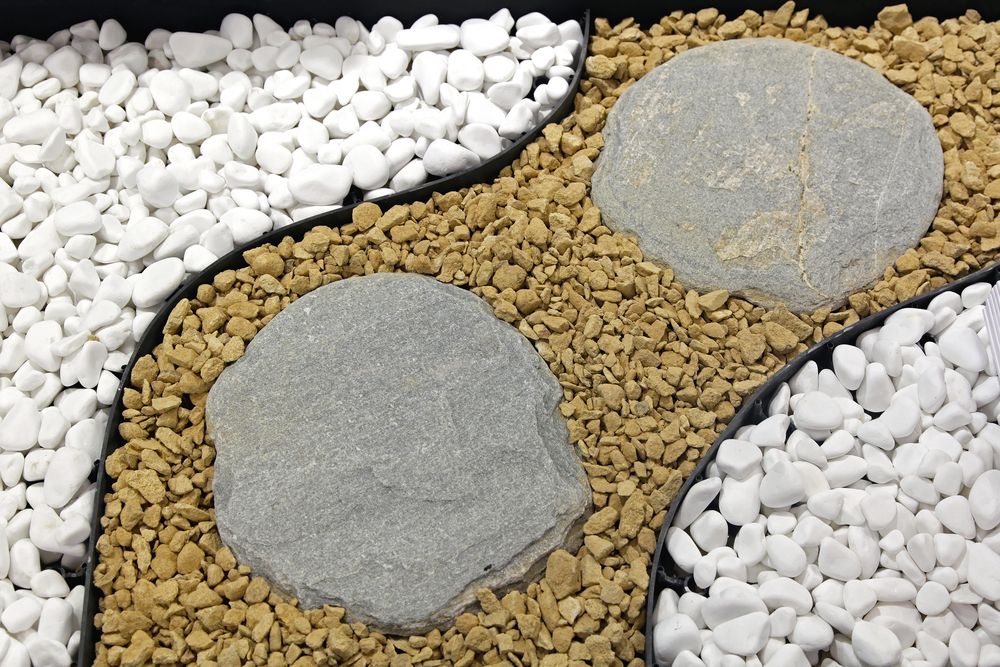 Materiales bajo piedras de jardín