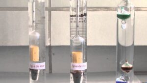 densimetro midiendo la densidad de un liquido