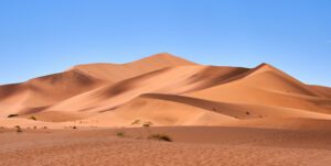 desierto con dunas y sol brillante