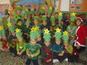 disfraz de arbol de navidad con bolsas de basura