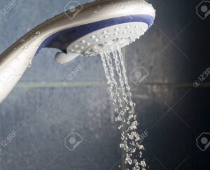 ducha con fuerte chorro de agua