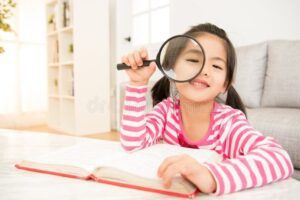 10 Temas Impactantes para Proyectos de Investigación en Bachillerato 9 estudiante sosteniendo una lupa y un cuaderno