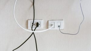 fachada de casa con cables ordenados y ocultos