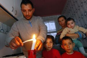 familia con velas buscando comida en la nevera