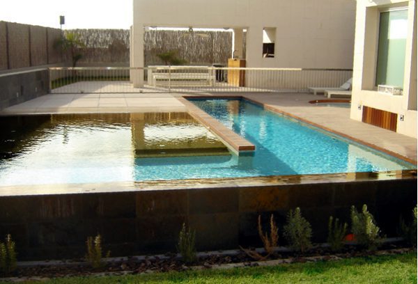 Construcción de piscina en diferentes etapas