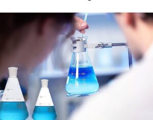 frasco de laboratorio con liquido y cepillo de limpieza