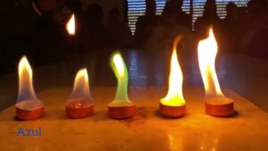 fuego azul y naranja en experimento cientifico