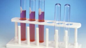 gradilla con tubos de ensayo en laboratorio