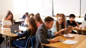 Cuáles son los principales señalamientos de seguridad en las escuelas 4 grupo de estudiantes en un aula