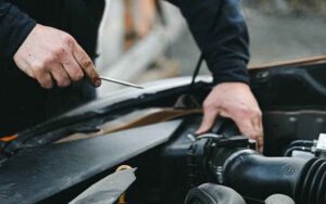 hombre arreglando un corto circuito