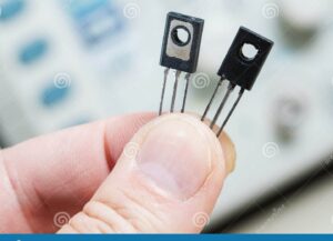 hombre reparando circuito con transistores bipolares