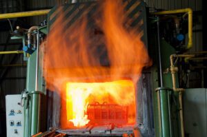 Horno de alta temperatura: aliado esencial para calentar metales 19 horno de alta temperatura calentando un metal