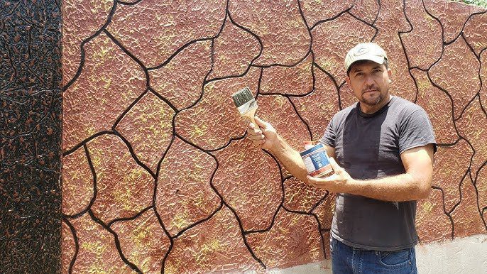Pintura en proceso en pared de piedra