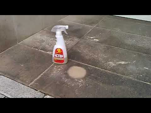 Agua fuerte limpiando suelo