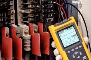 Calcula con precisión el calibre de cable eléctrico: la solución perfecta para tus instalaciones 14 imagen cable electrico siendo medido con precision