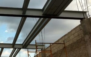 imagen construccion de una viga de acero resistente