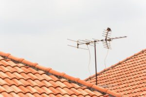 imagen de antena de tv instalada en un techo