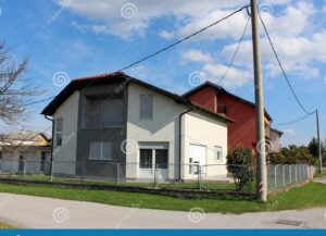 Conecta la luz de una casa a otra de forma fácil y segura 3 imagen de dos casas conectadas por un cable