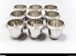 imagen de instrumentos de laboratorio de metal brillantes